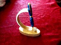 Pen stand with pen (640x480).jpg