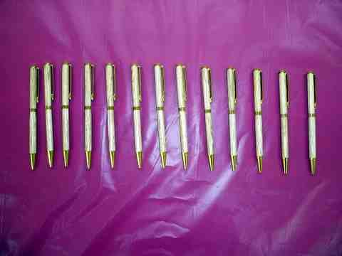 20058112263_13pens.jpg