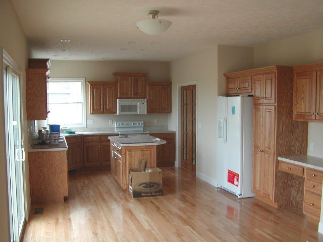 200671214352_Kitchen%20resized.jpg