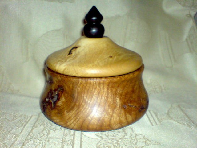 200752224346_elm%20burr%20box%20and%20apple%20lid2.jpg