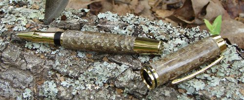 27201913_Diamondback%20rattler%20Gent%20pen%20open.jpg