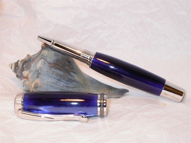 Blue%20Lucite%20Jr%20Statesman%20-%20open.jpg