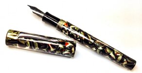 Serpentine Cebloplast Fountain Pen_1.jpg