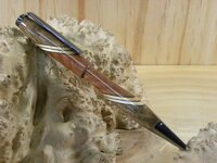 Seg Slim - Walnut - Red Gumedt.JPG