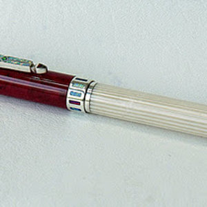compititon winning pen with red upper tube.