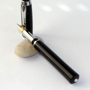 Closed End Baron in Black with Pearl