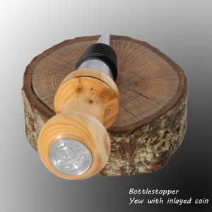 Bottlestopper with inlaid coin