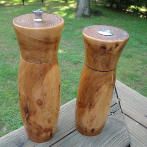 Pepper mill & salt shaker