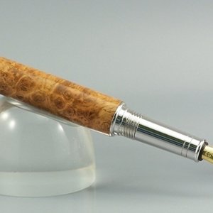 A pretty wood pen by Lou