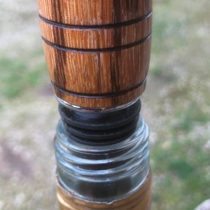 Bouchon de bouteille tonneau en noyer.JPG