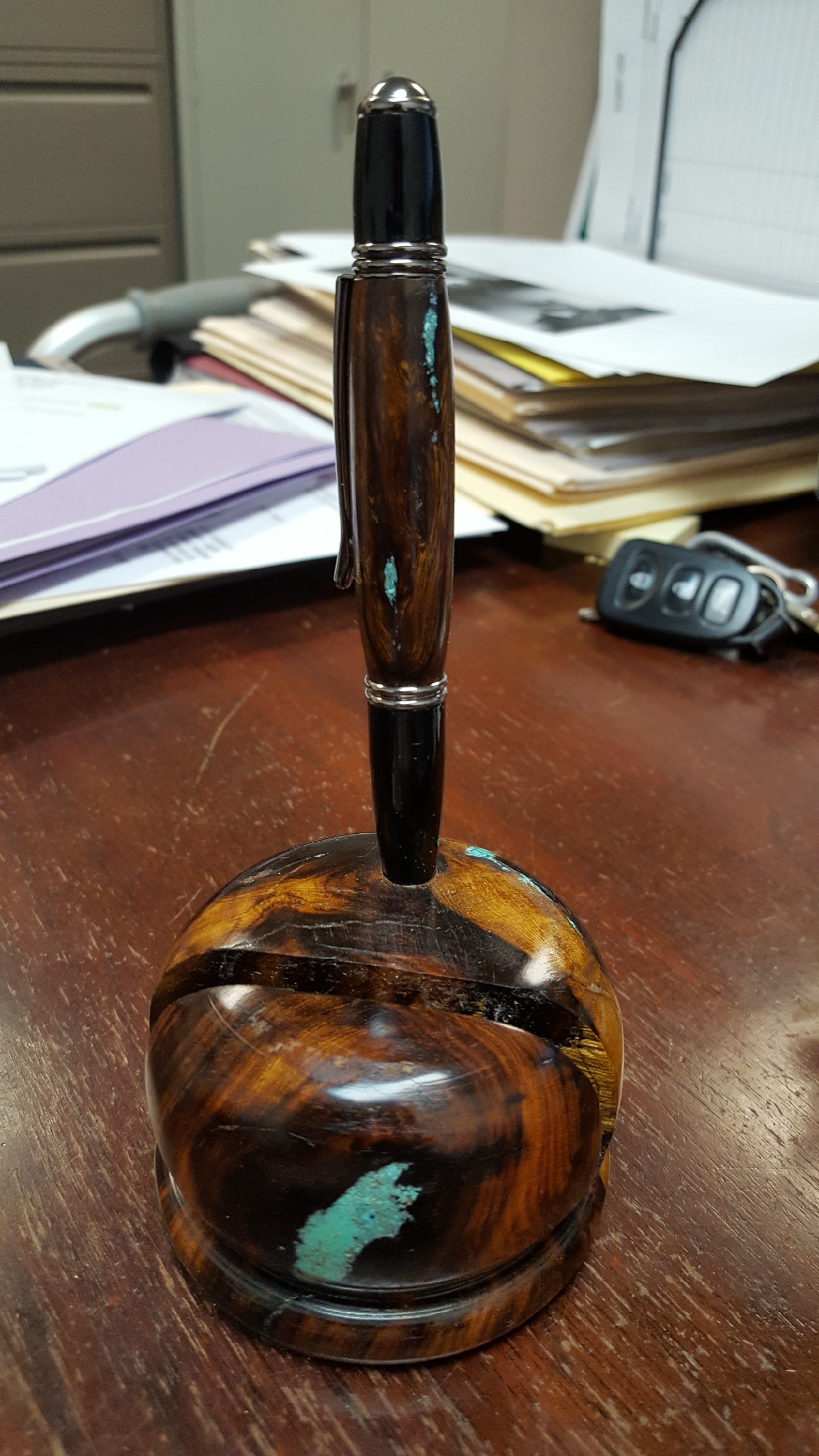 Blind-turned pen and stand
