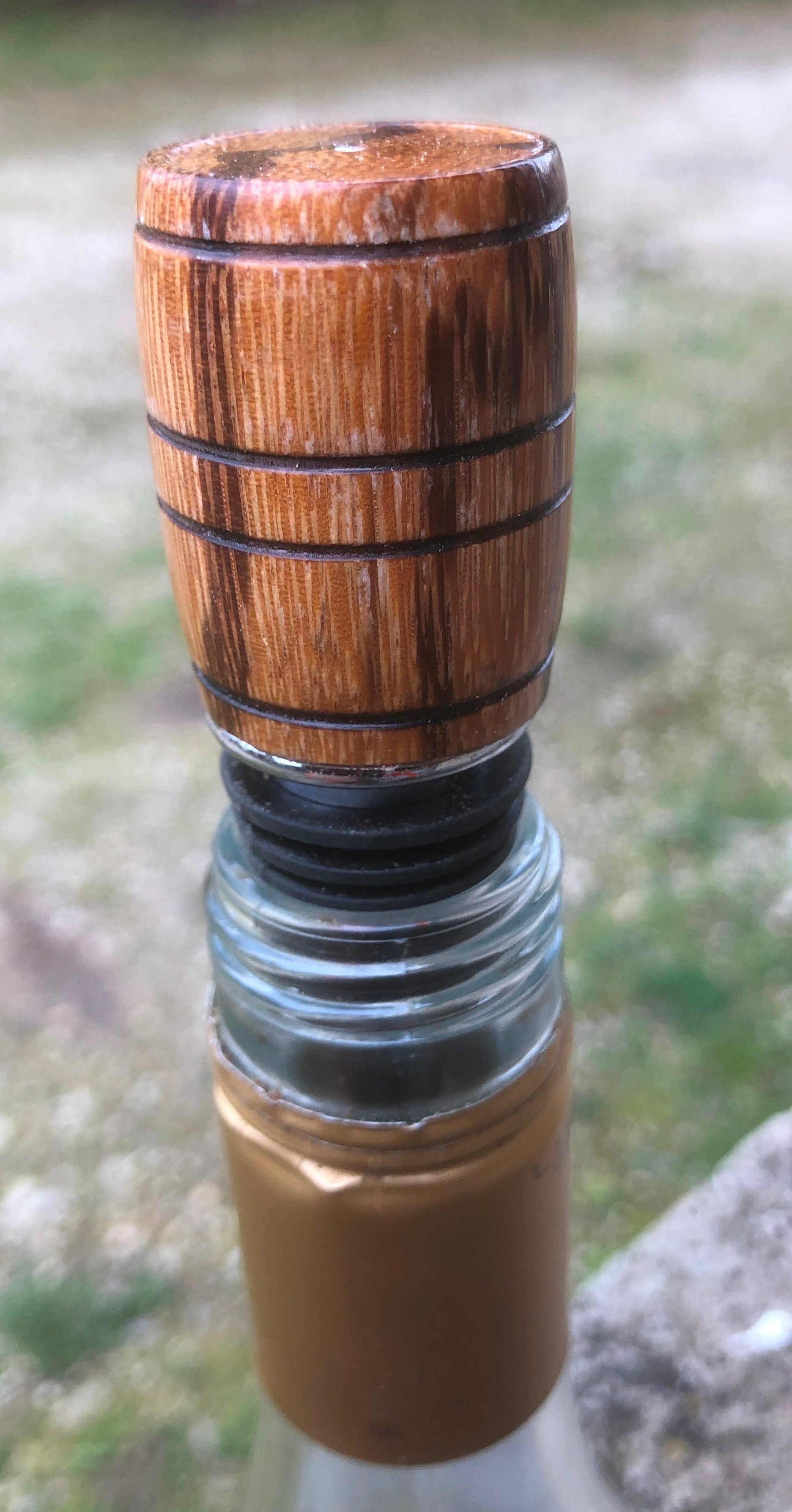 Bouchon de bouteille tonneau en noyer.JPG
