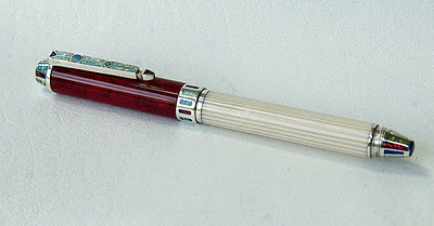 compititon winning pen with red upper tube.