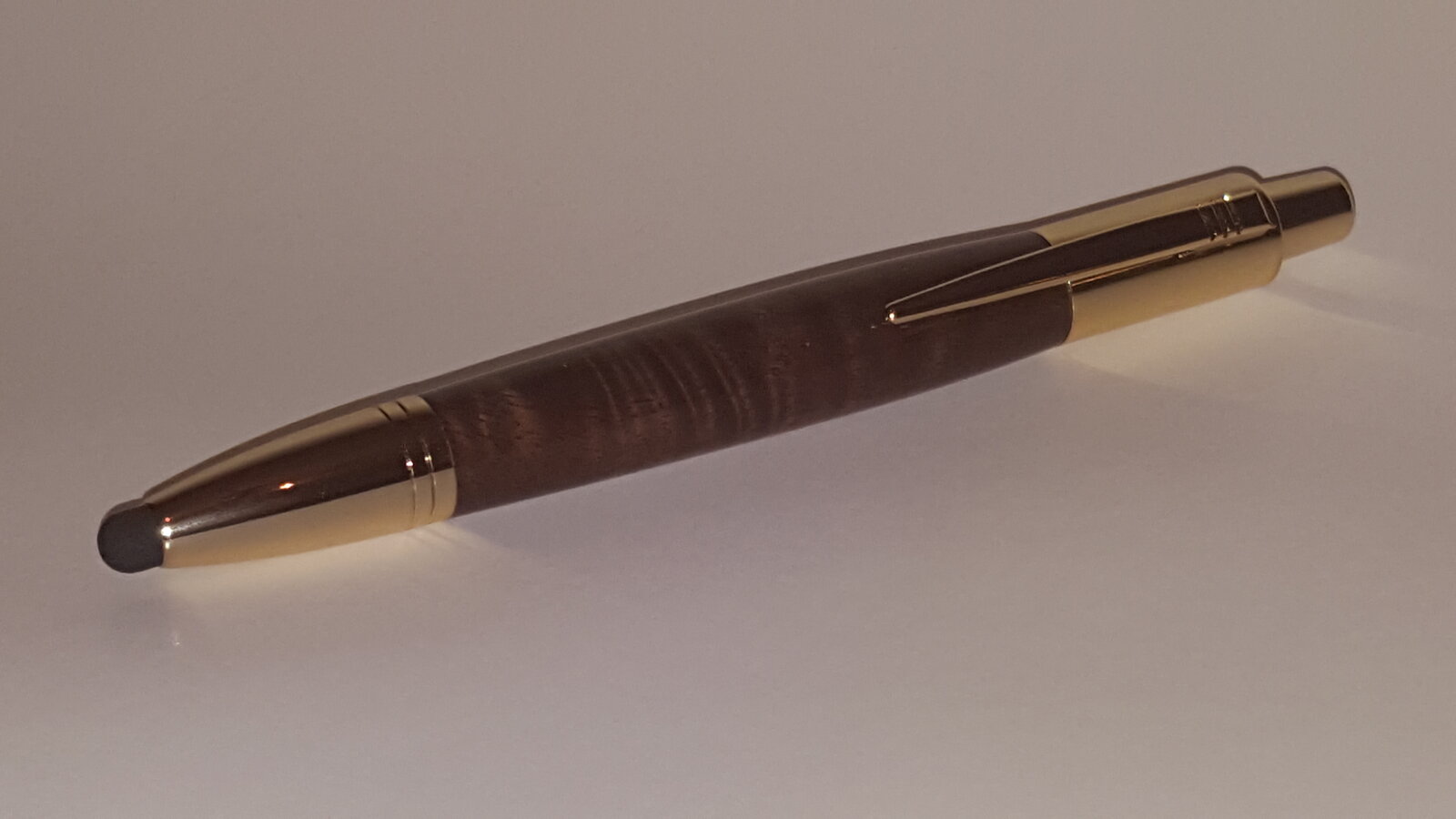 Manhatten Stylus Walnut.jpg